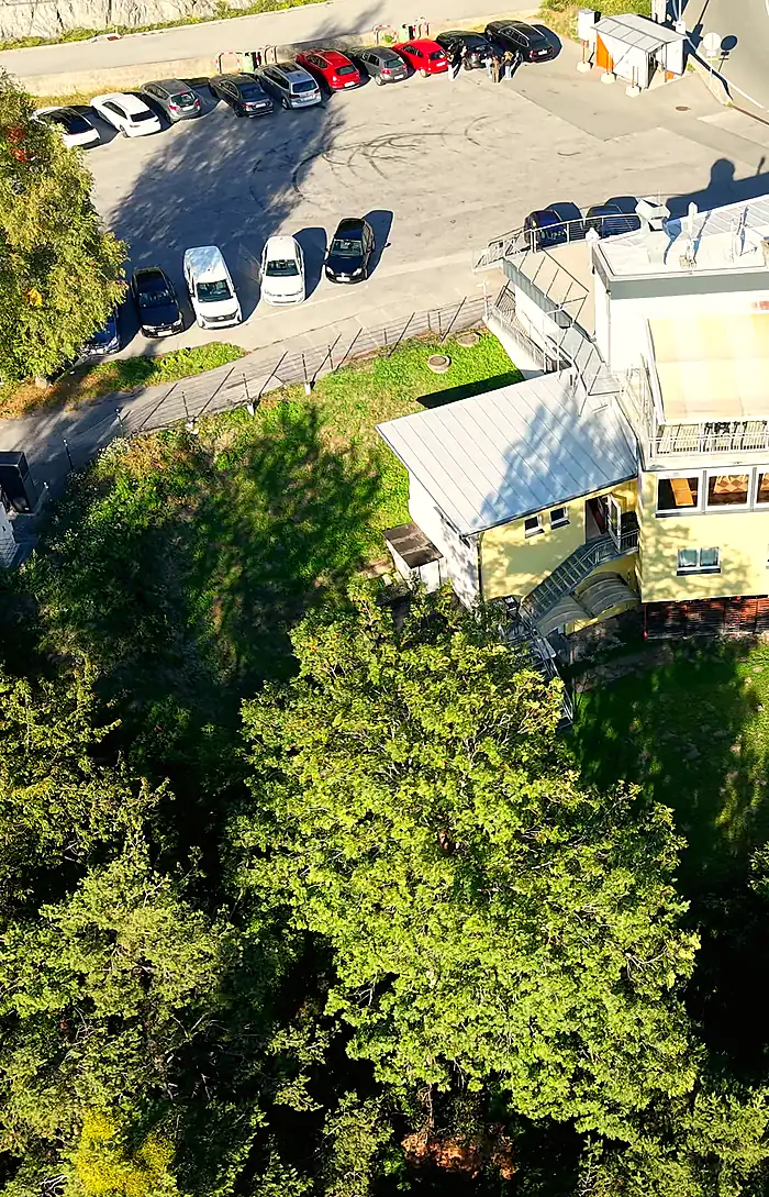 Geländer der Terrasse mit Blick ins Grüne