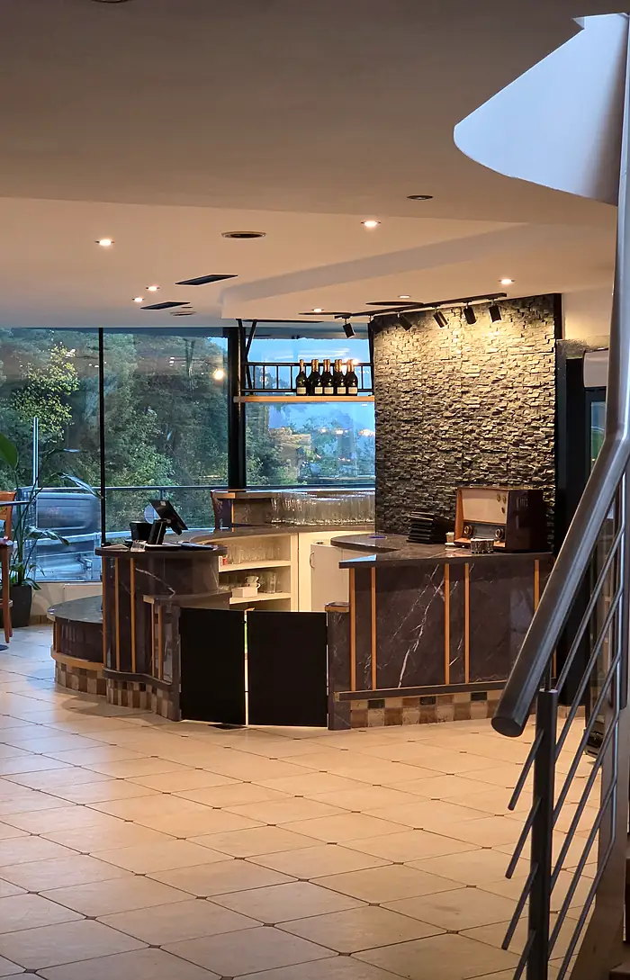 Die Bar im Innenraum mit Steinwand