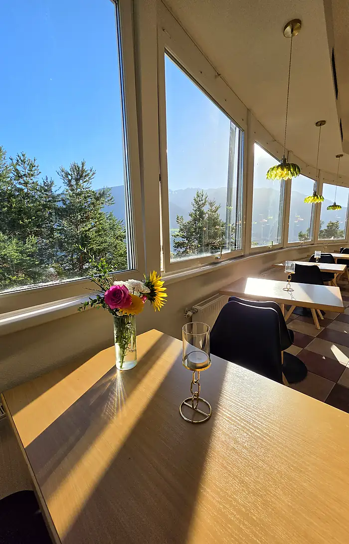 Tisch am Fenster mit Blick ins Inntal
