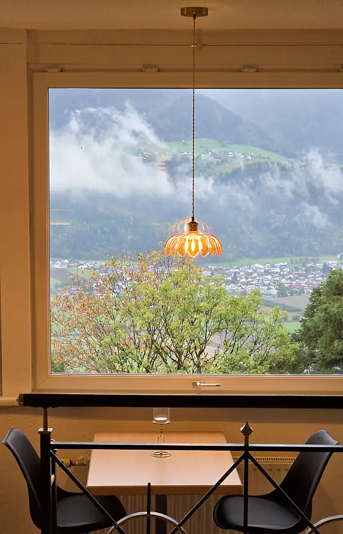 Blick aus dem Fenster auf Nebel über dem Inntal