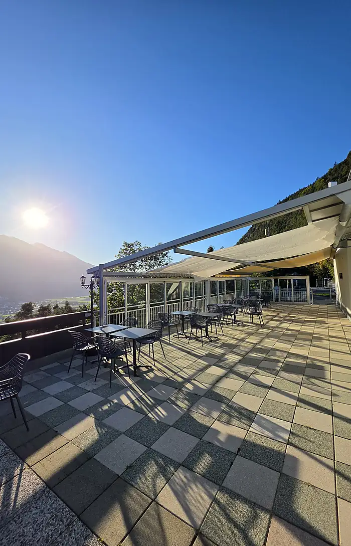 Terrasse in der tiefstehenden Nachmittagssonne