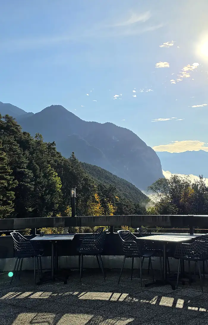 Terrasse am Morgen mit Nebel über den Bergen